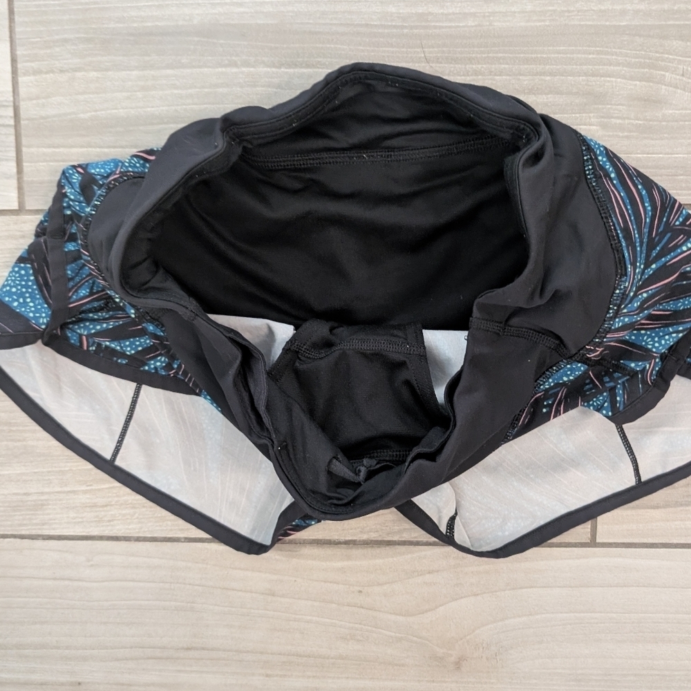 Lululemon Speed Shorts in Palm Lace Tofino Teal Multi/Black - Picture 2 of 6